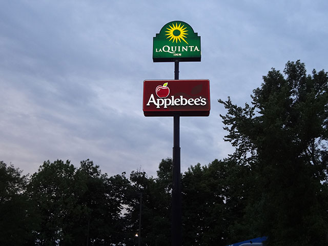 Applebee’s–Oak-Creek,-WI-122 AppleBee's Road Sign